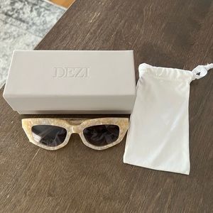 DEZI sunglasses Style: ON READ
LIMESTONE / SMOKE FADED